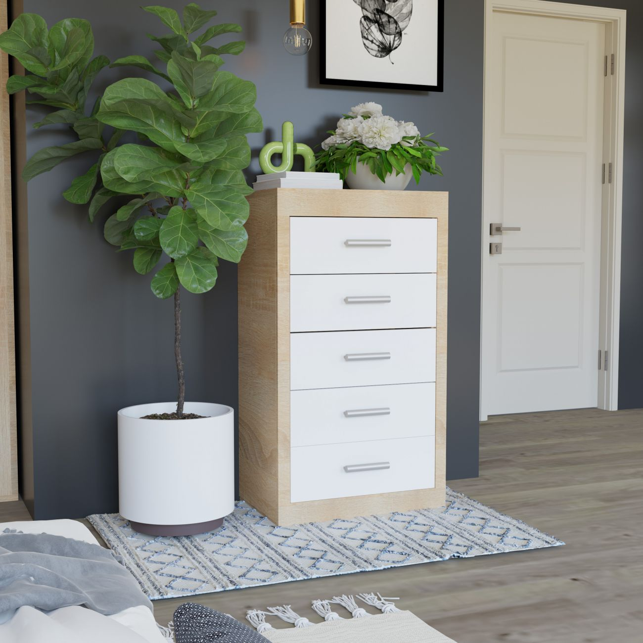 Cómoda con cajones blancos junto a una gran planta en maceta.
