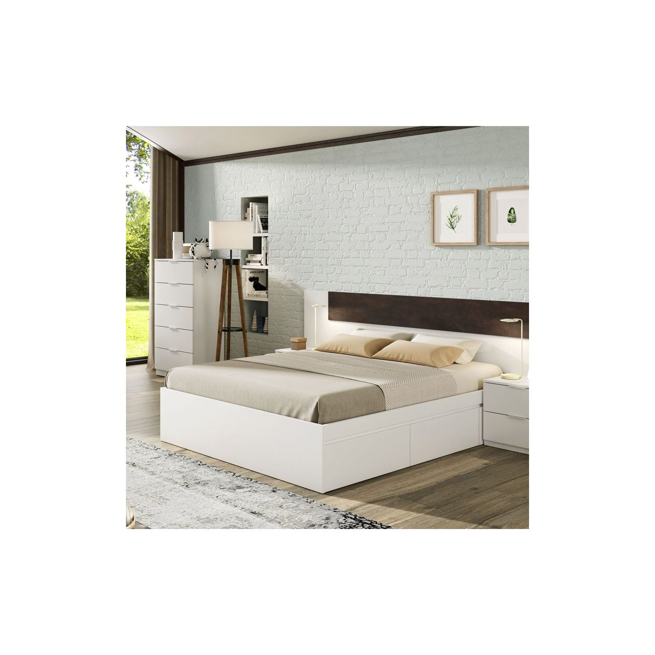 Un dormitorio moderno con cama blanca, mesitas de noche y cómoda.
