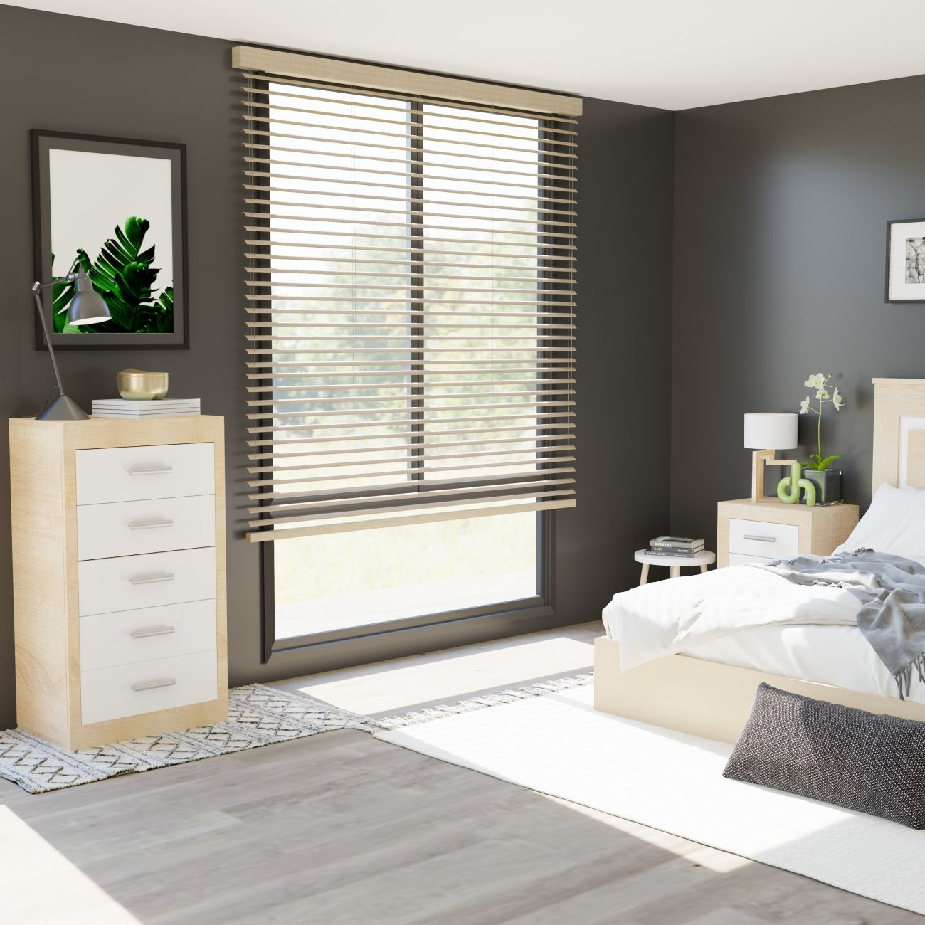 Un dormitorio con cama doble, cómoda, mesita de noche y ventana con persianas.