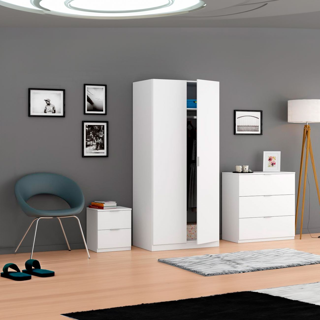 Un dormitorio moderno con armario blanco, mesitas de noche, silla y lámparas.