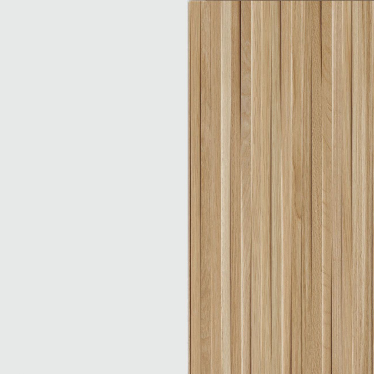 Revestimiento de madera con lamas verticales junto a una zona blanca.