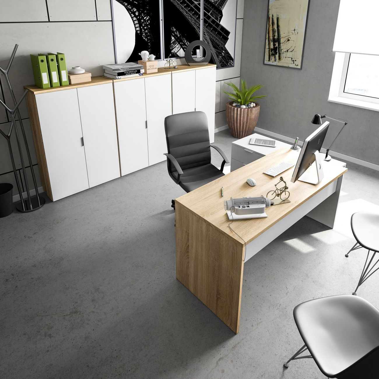 Oficina moderna con escritorio de madera, silla negra, computadoras y archivadores.