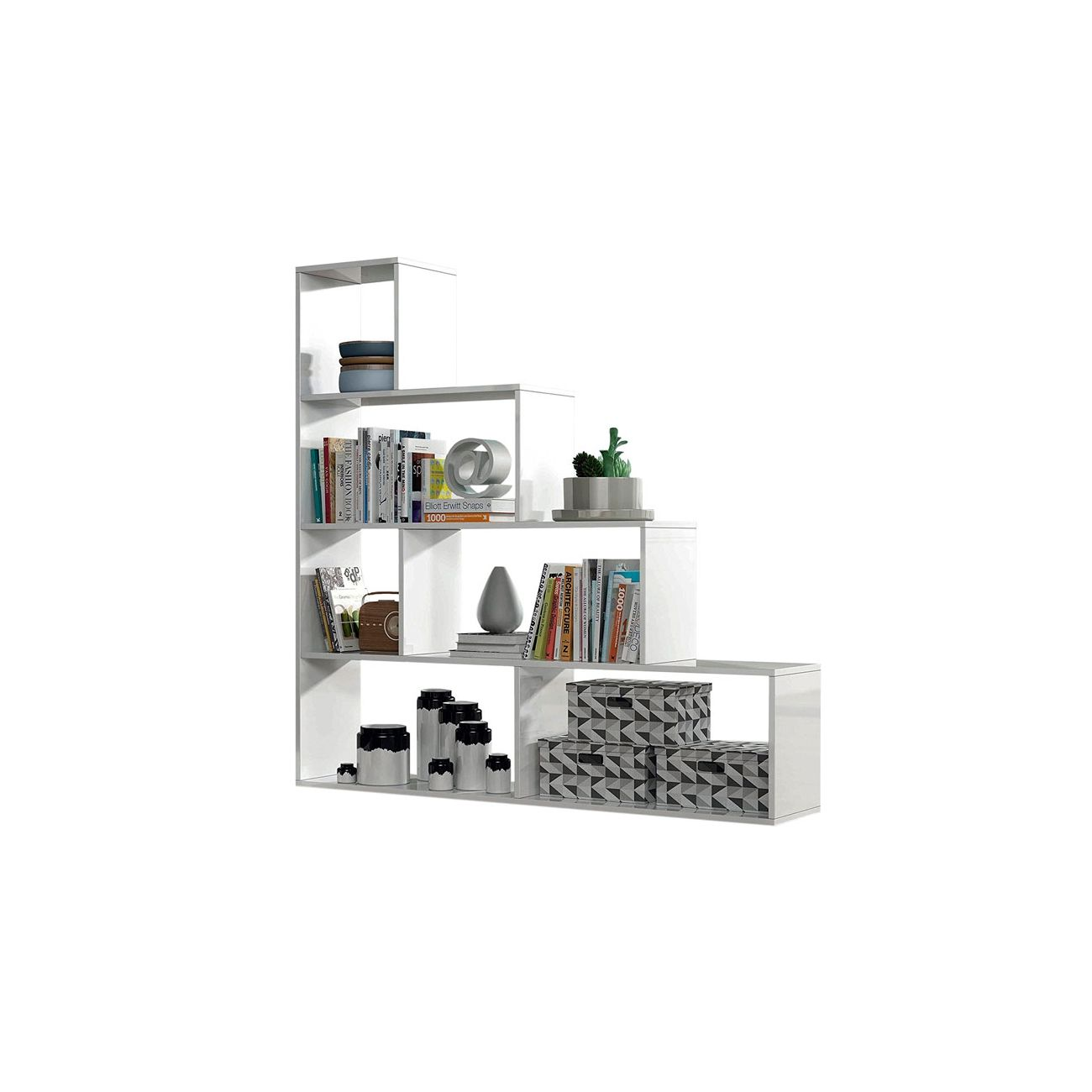 Una estantería blanca escalonada con libros, jarrones, plantas y cajas decorativas.