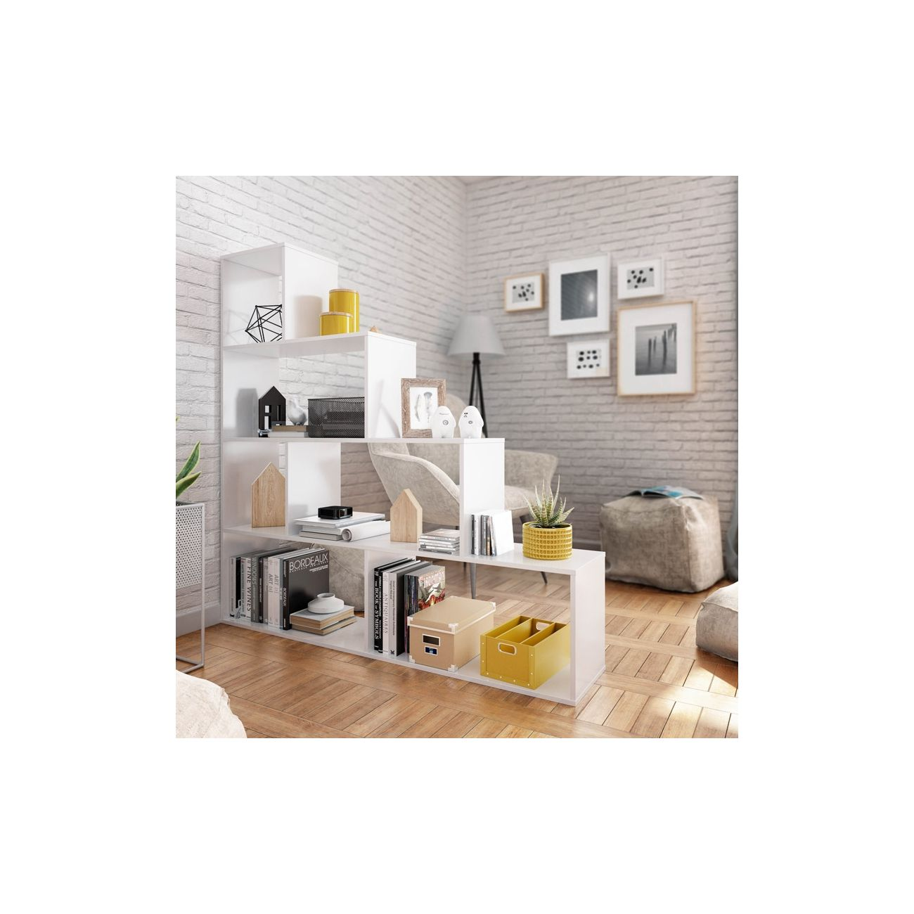Estantería blanca con libros, decoración y contenedores amarillos sobre suelo de madera.