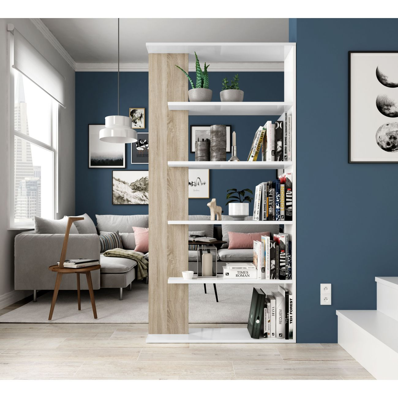 Una estantería divisoria separa una sala de estar con sofá y ventanas de una escalera.