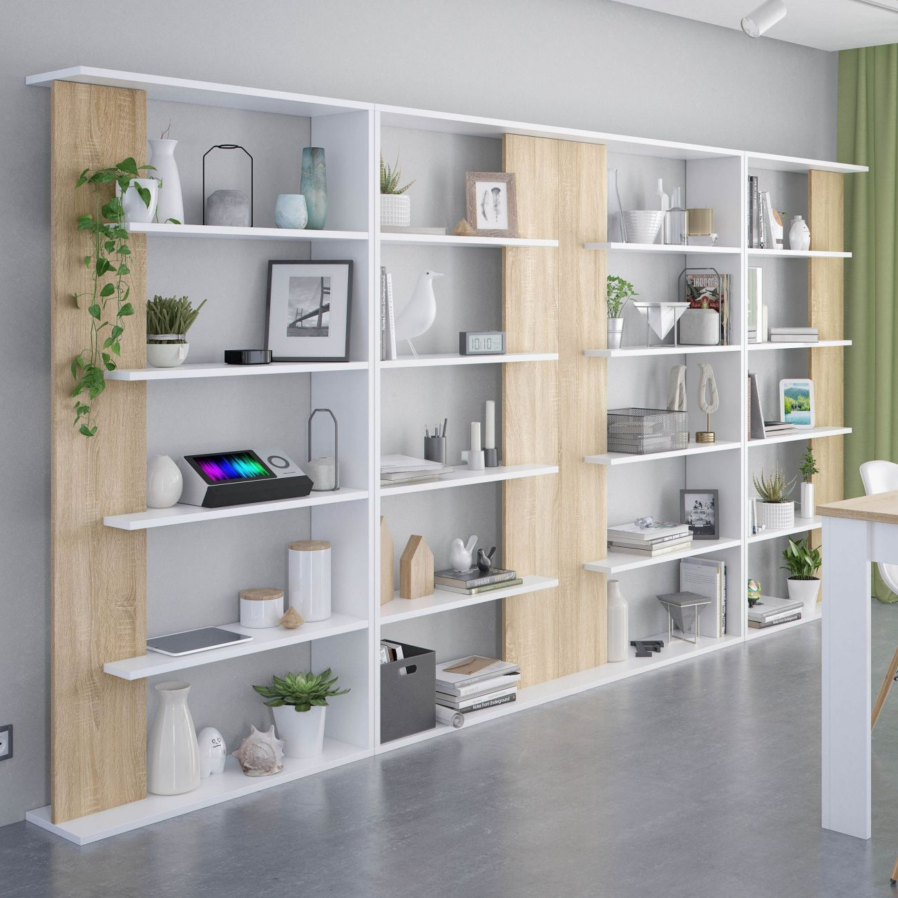 Una estantería blanca con detalles de madera, llena de objetos decorativos.