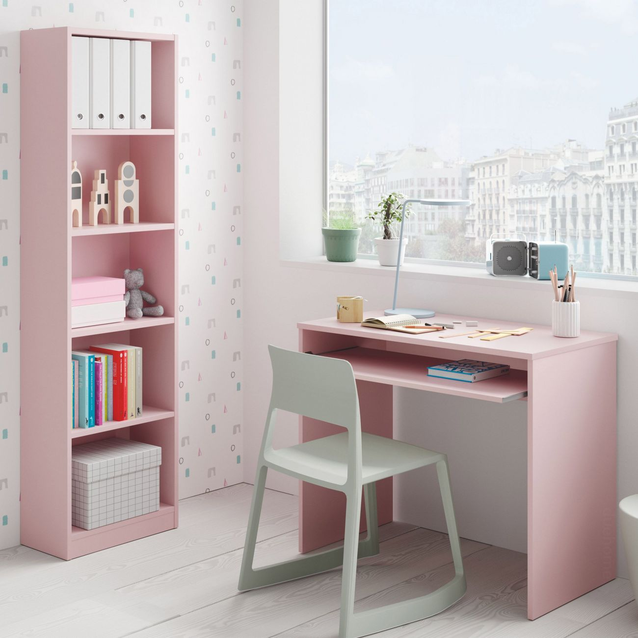 Un escritorio rosa con una silla verde claro y una estantería al lado.
