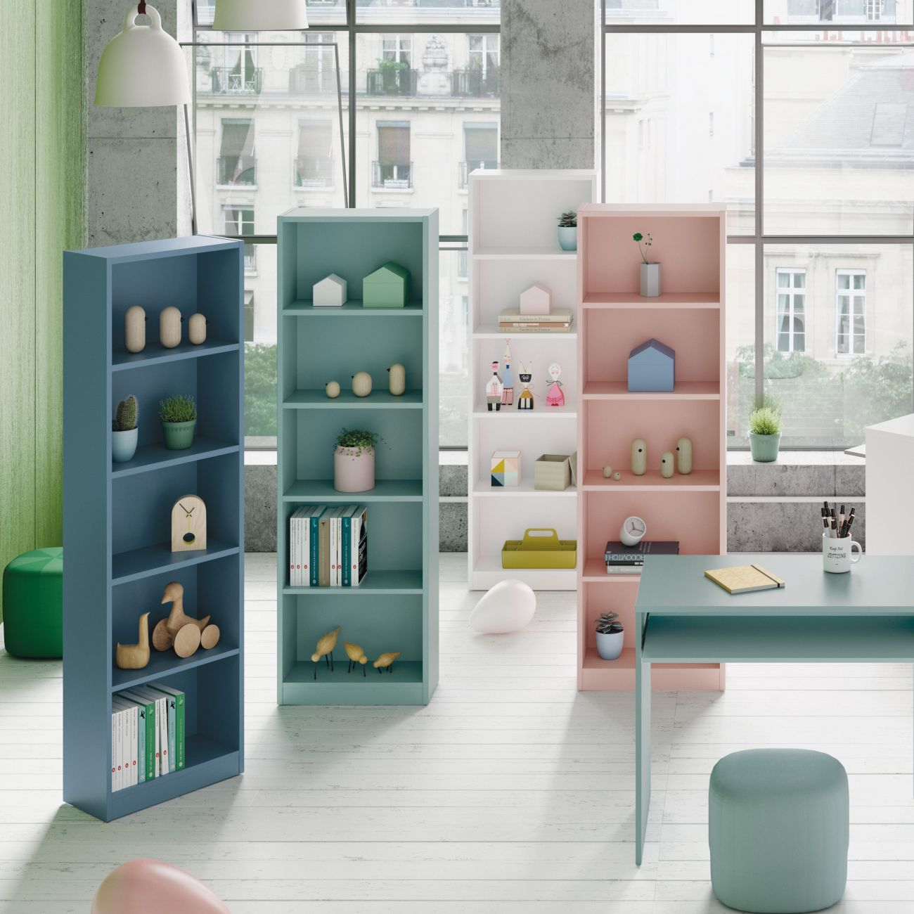 Cuatro estanterías coloridas con objetos decorativos, libros, plantas y juguetes.