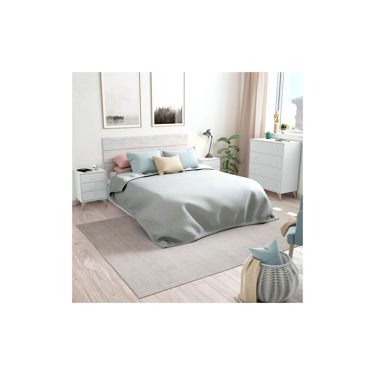 Un dormitorio con cama, mesitas de noche, cómoda y dos cuadros en la pared.