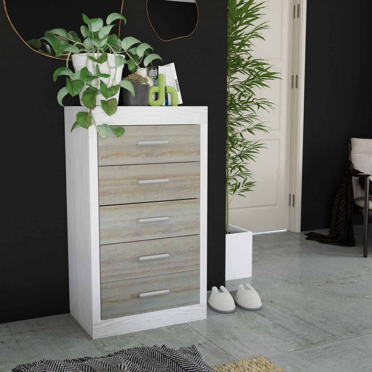 Una cómoda blanca con frentes de madera junto a una pared negra. Plantas y libros encima.