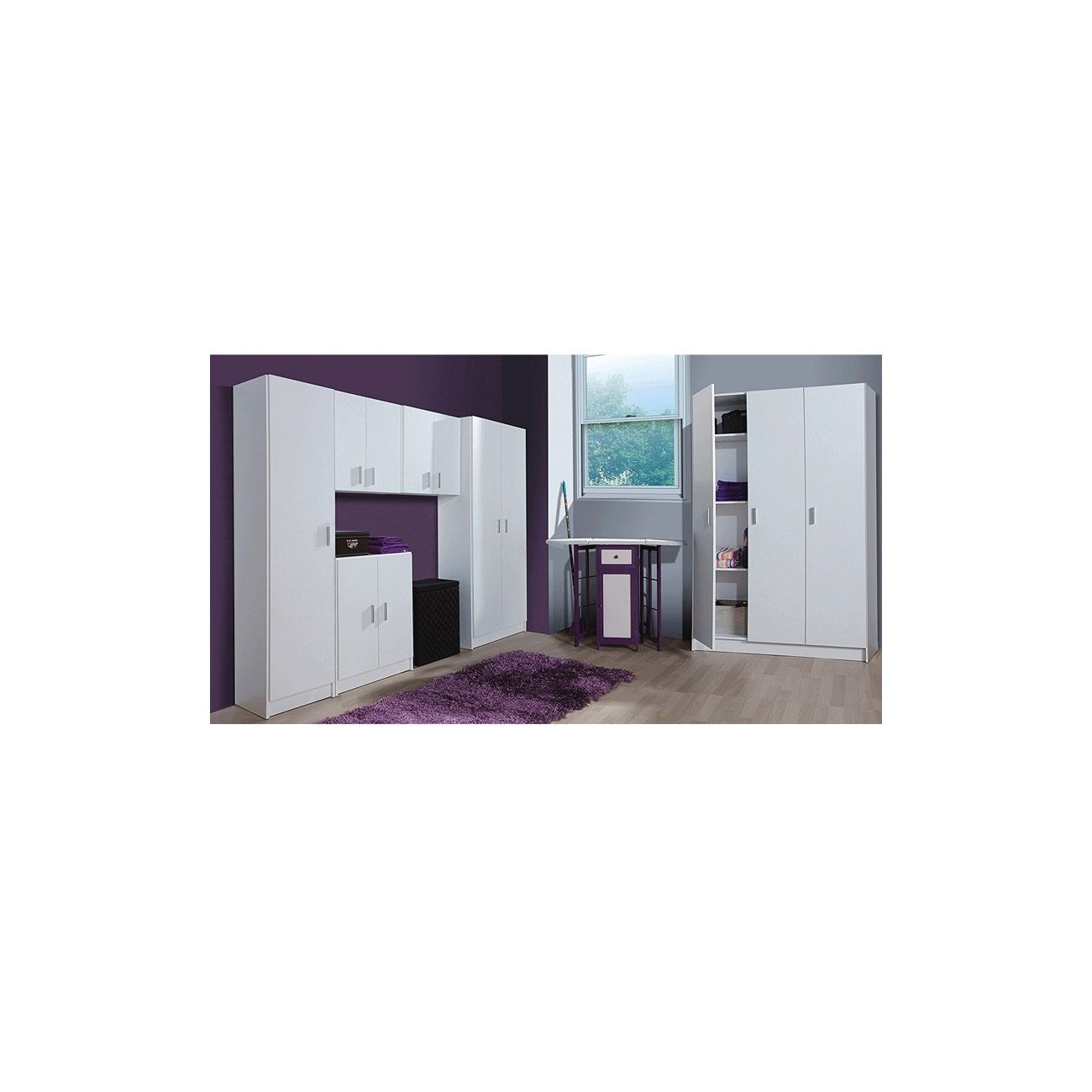 Armarios blancos y un armario contra una pared morada con ventana.