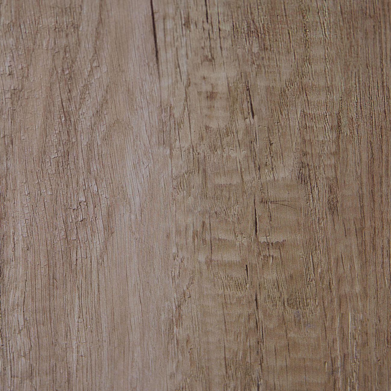 Veta de madera con líneas verticales y grietas, tonos marrones y beige.