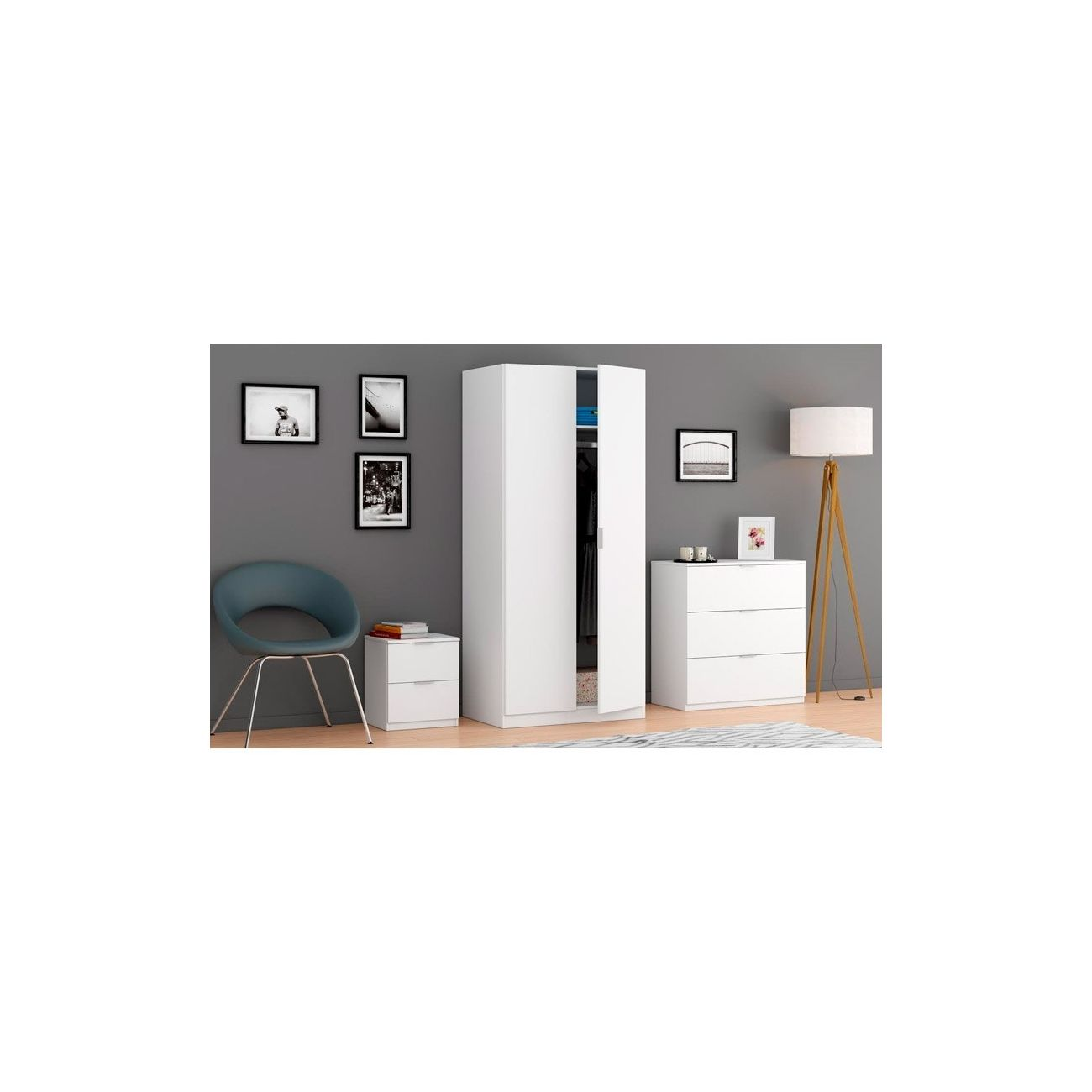 Un armario blanco, cómoda y mesita de noche con decoración.
