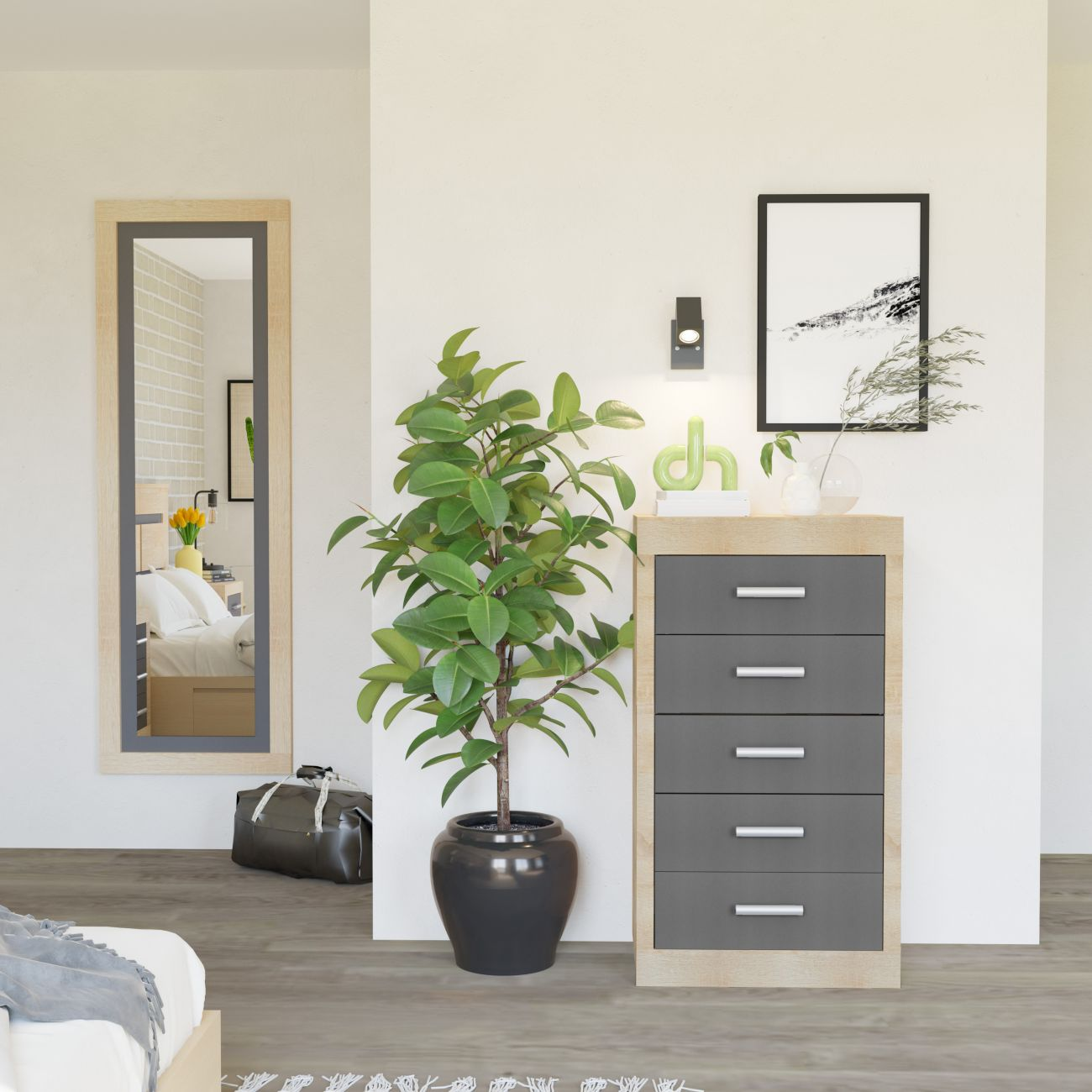Un dormitorio con espejo, planta y cómoda.
