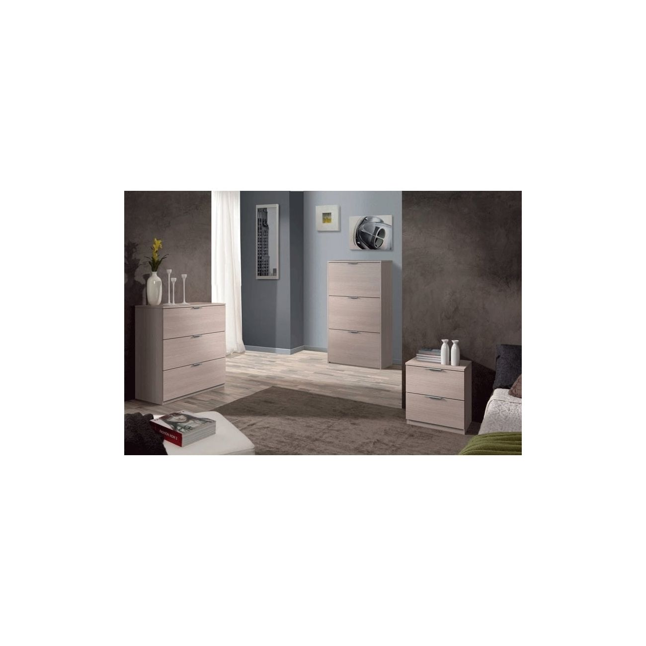 Una escena de dormitorio con muebles marrones claros, que incluyen una cómoda, mesita de noche y armario alto.