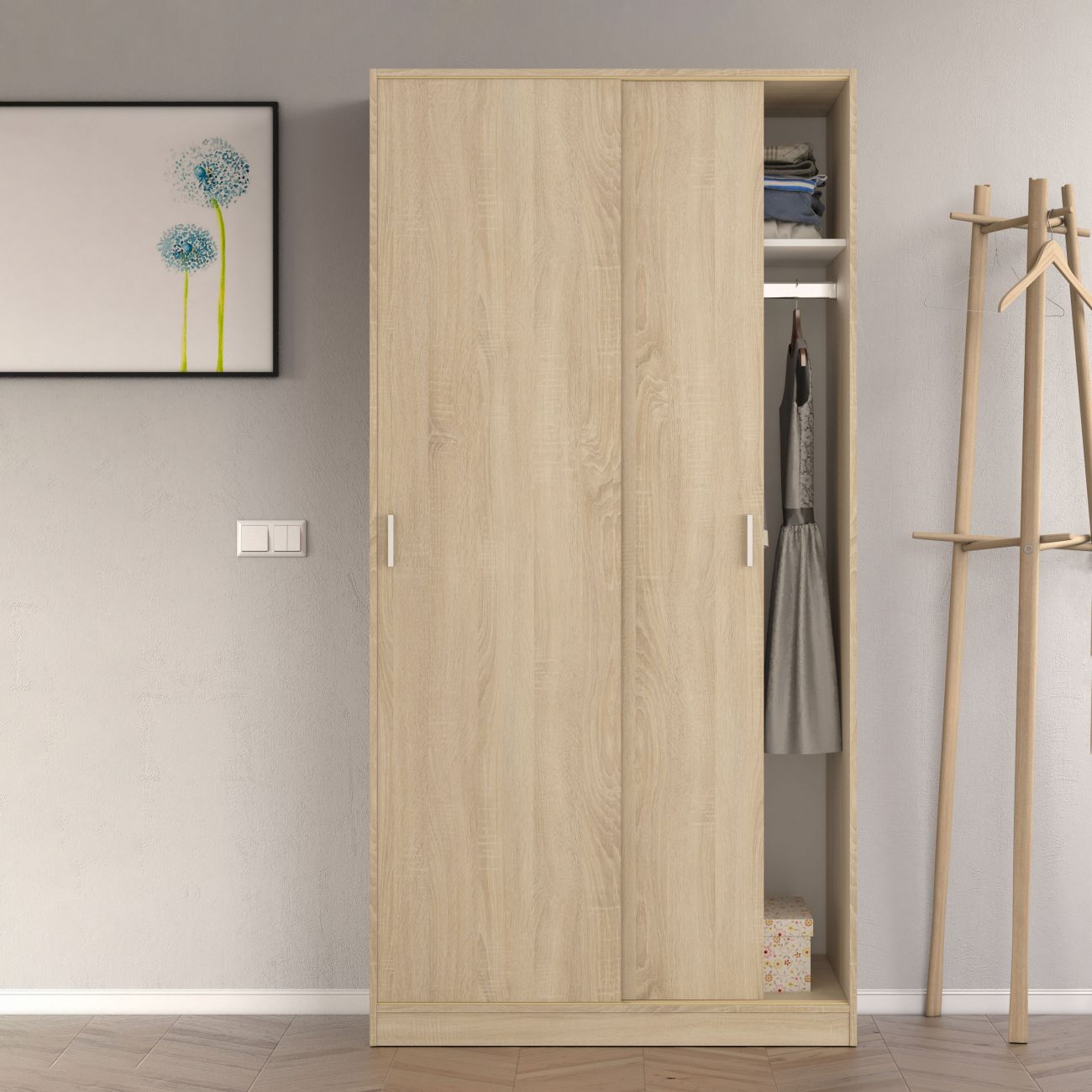 Un armario de madera clara con puertas correderas, ropa y una caja pequeña dentro.