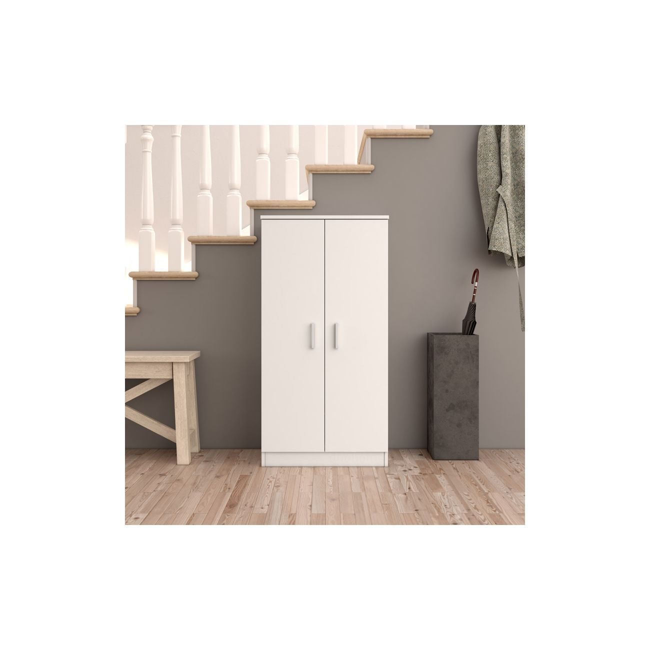 Un armario blanco junto a una escalera con barandilla de madera. También se ven un taburete y un paragüero.