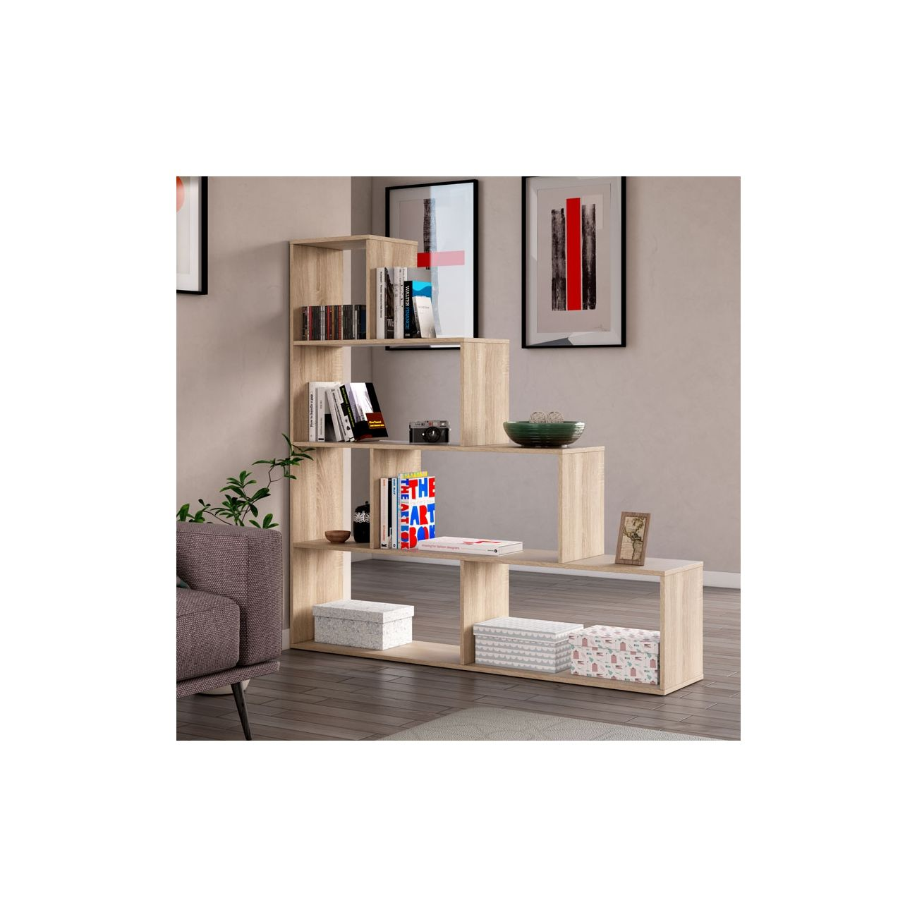Una estantería escalonada de madera clara con libros, cajas y objetos decorativos.