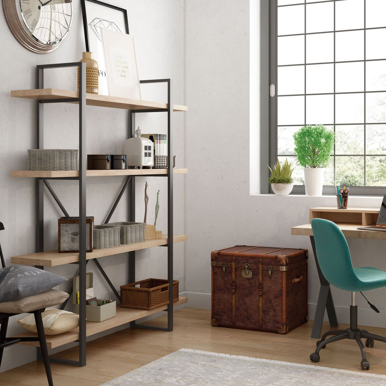 Una estantería con objetos decorativos y un baúl marrón junto a un escritorio.