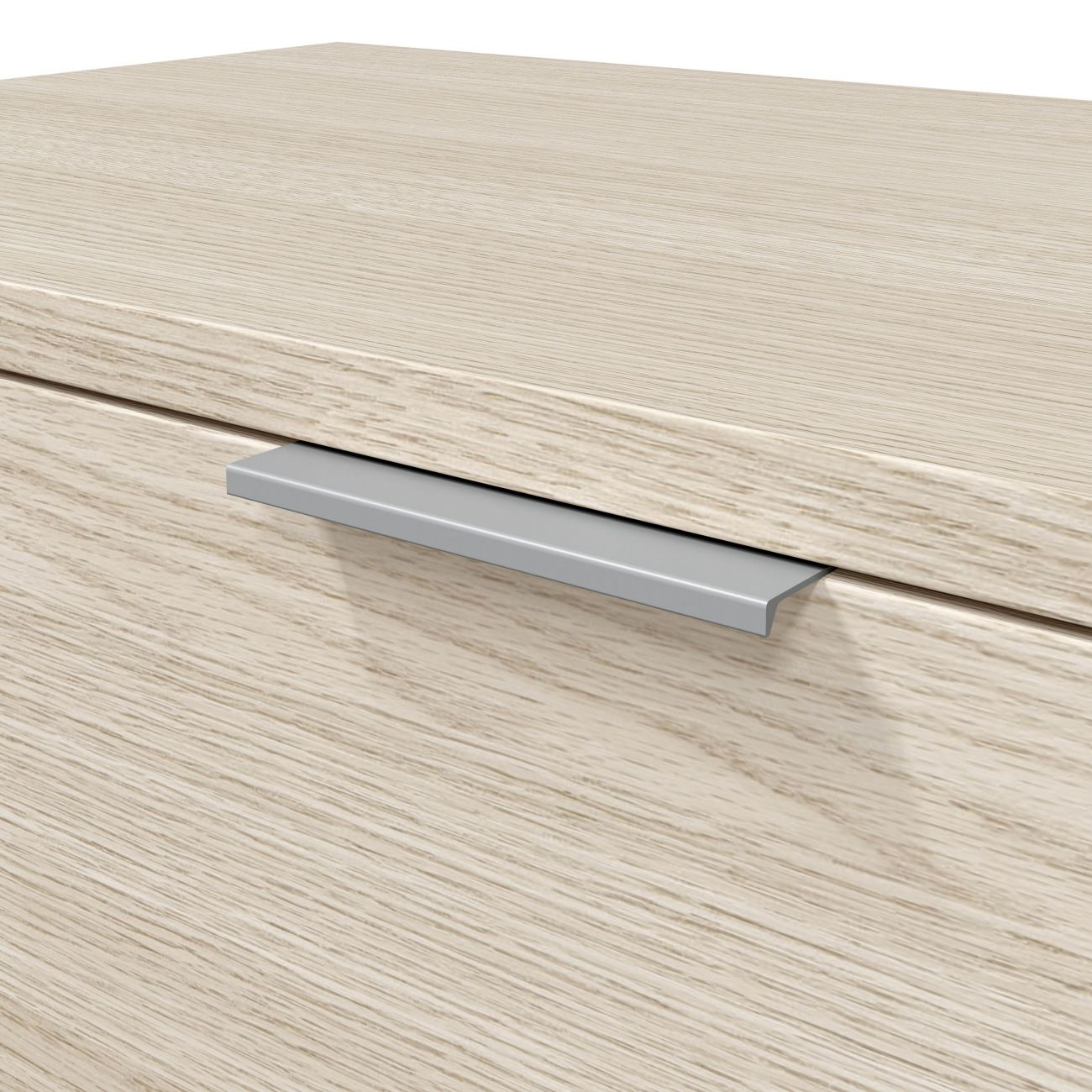 Un tirador gris en un cajón de madera clara con veta visible.