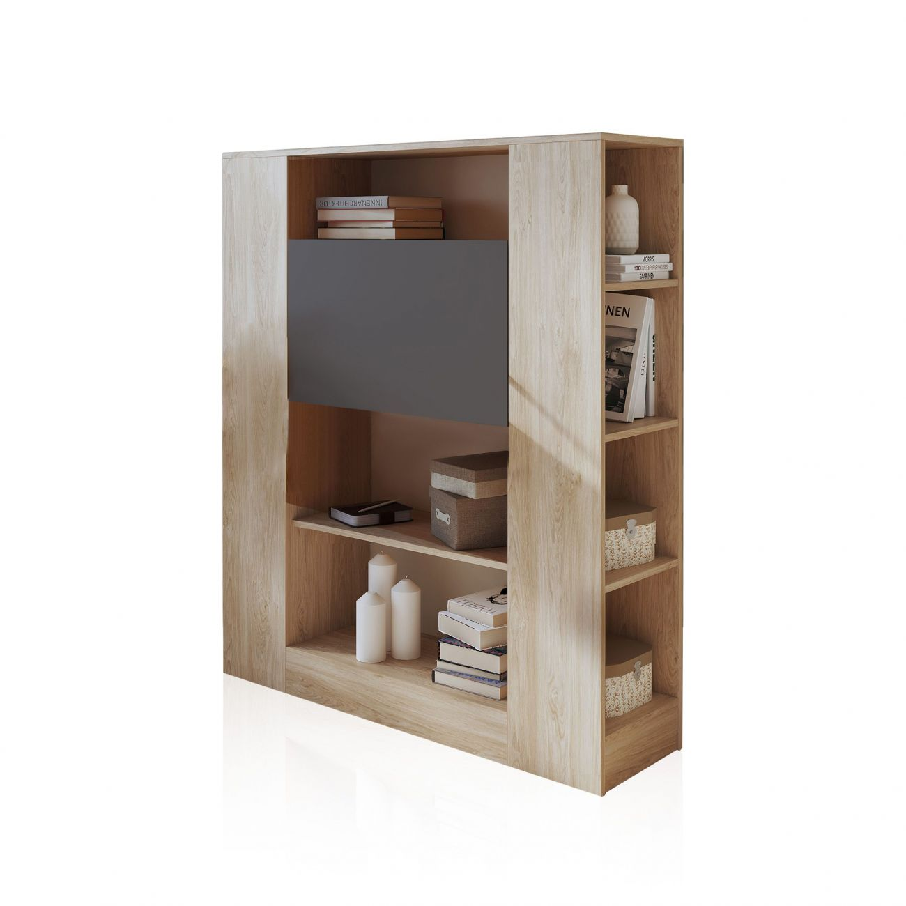 Una estantería abierta de madera clara con libros, velas y cajas decorativas.
