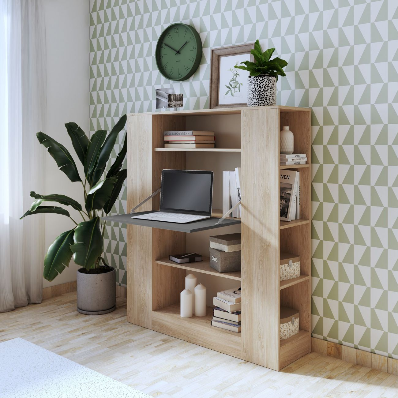 Una estantería con escritorio abatible, portátil, plantas y decoraciones.