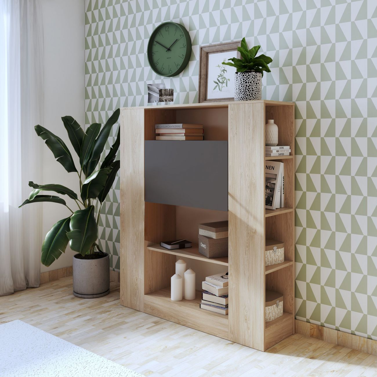 Una estantería con libros, plantas y decoración contra una pared estampada.