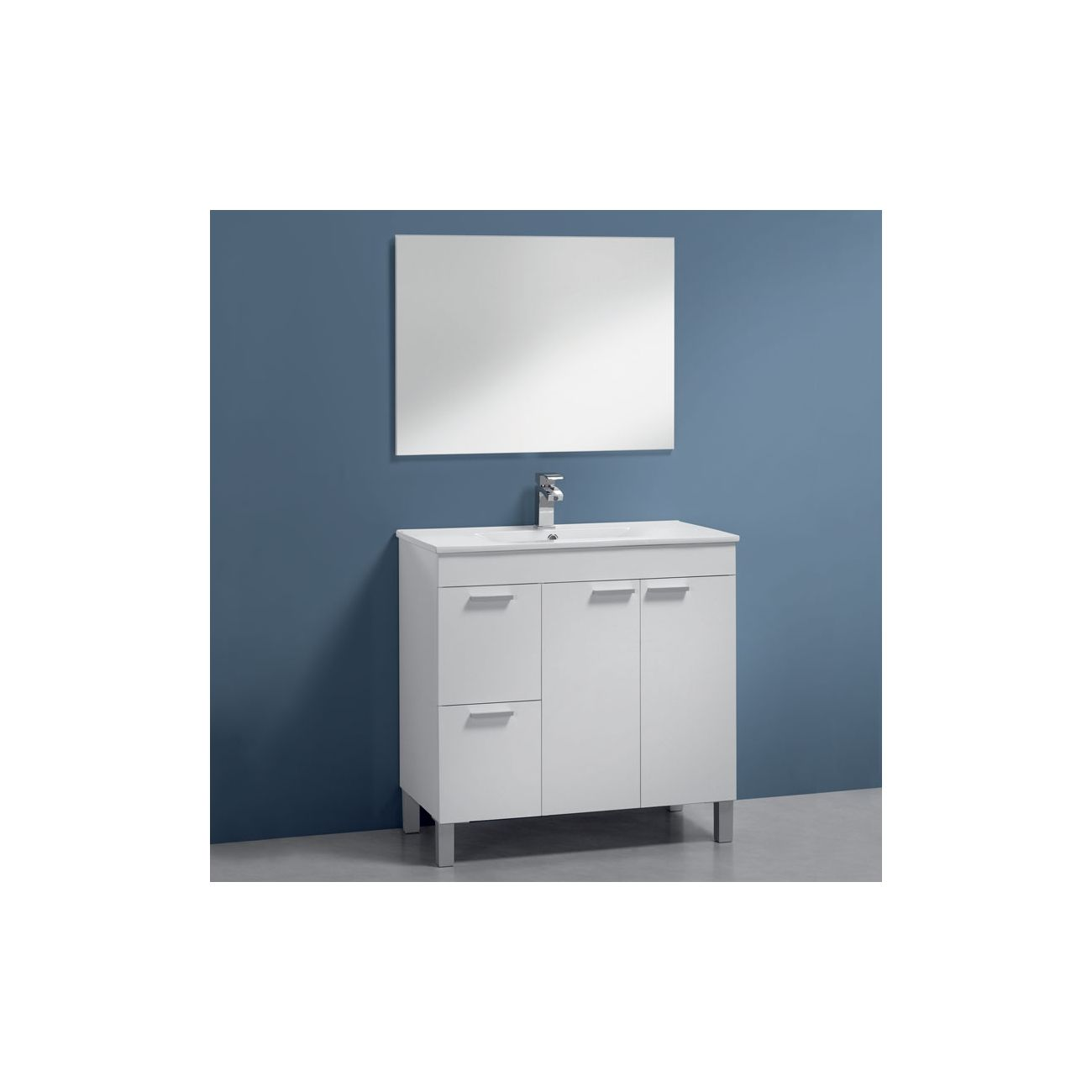 Un mueble de baño blanco con espejo encima, contra pared azul y suelo gris.