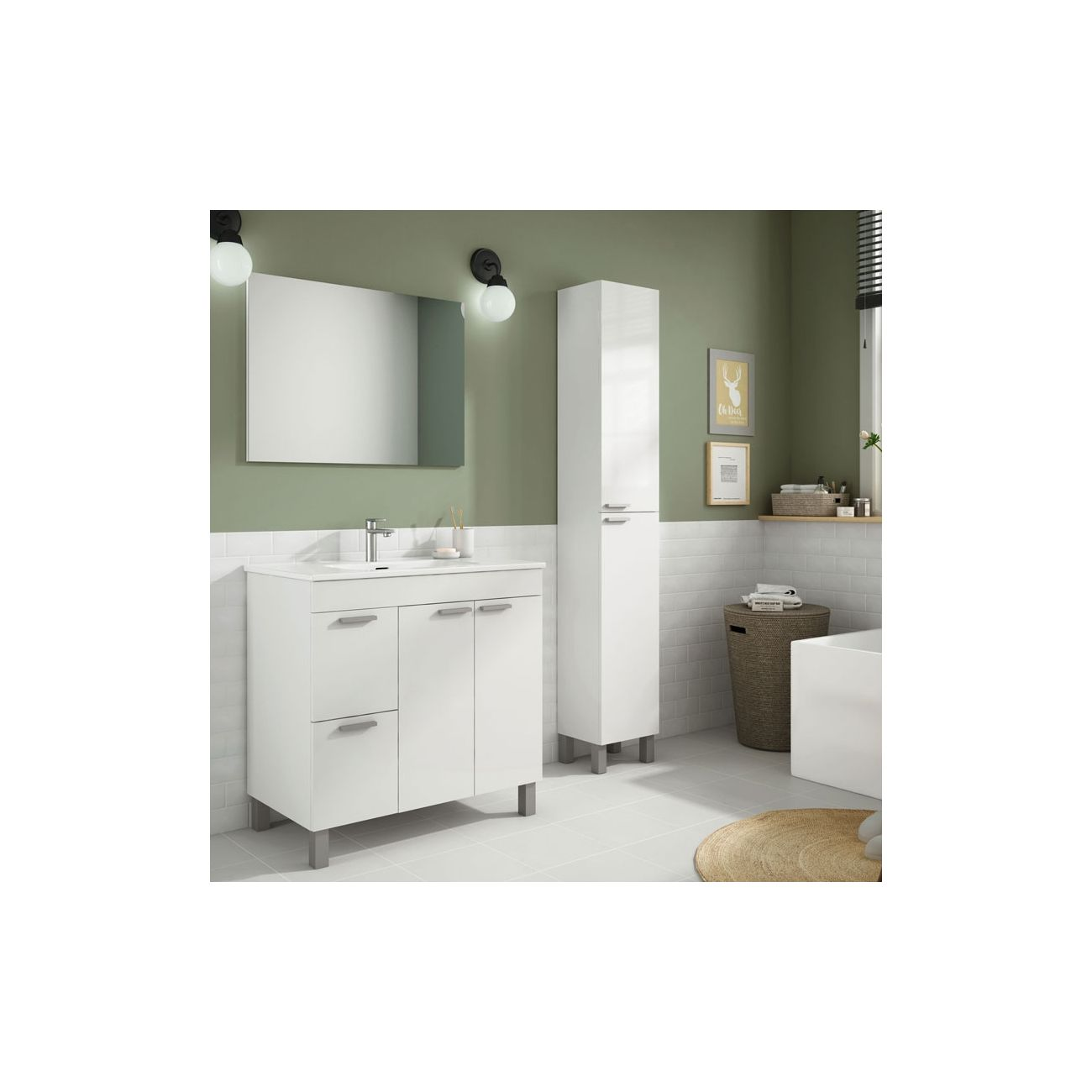 Un baño blanco con tocador, mueble alto y espejo.
