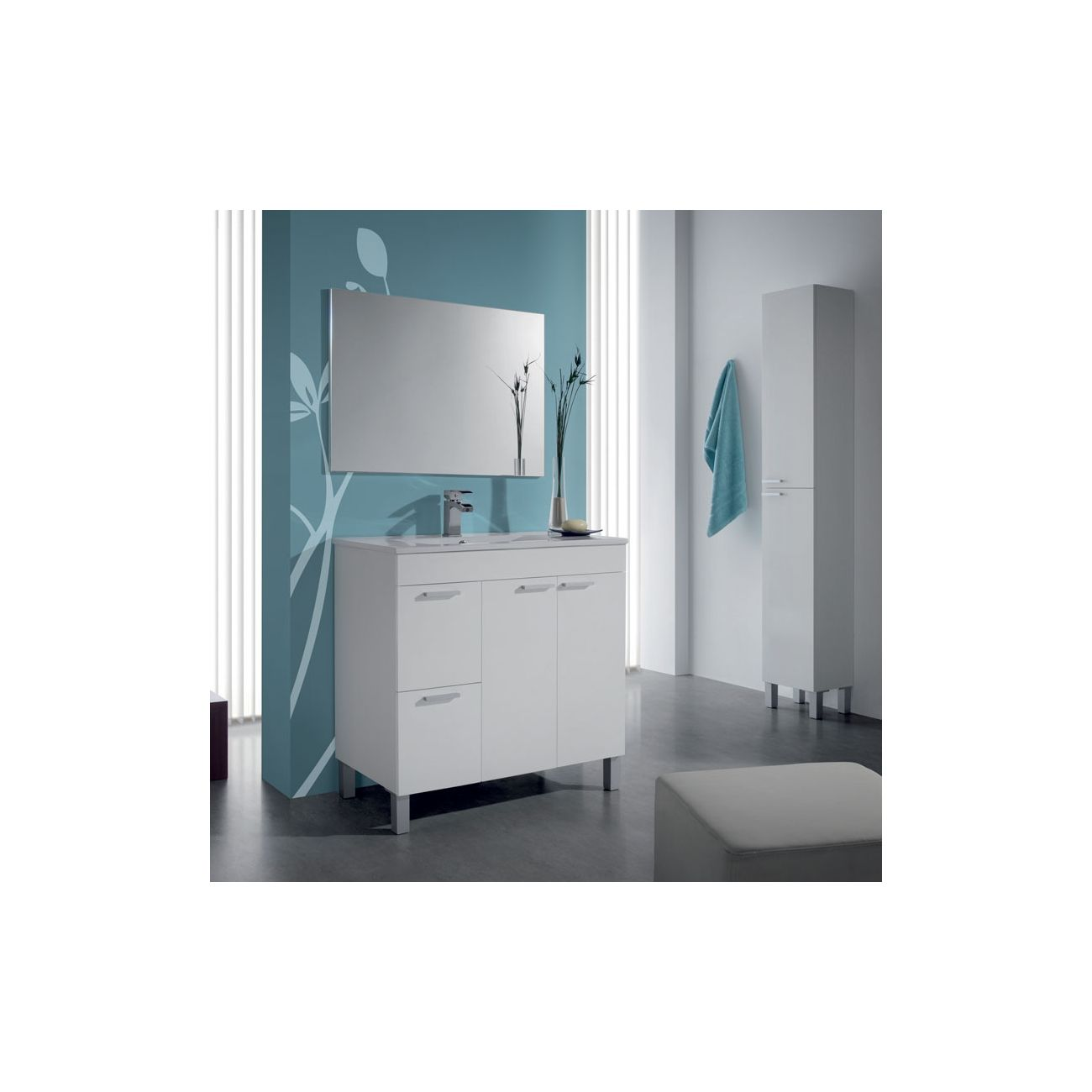 Baño moderno con tocador blanco, espejo, armario alto y toalla azul claro.