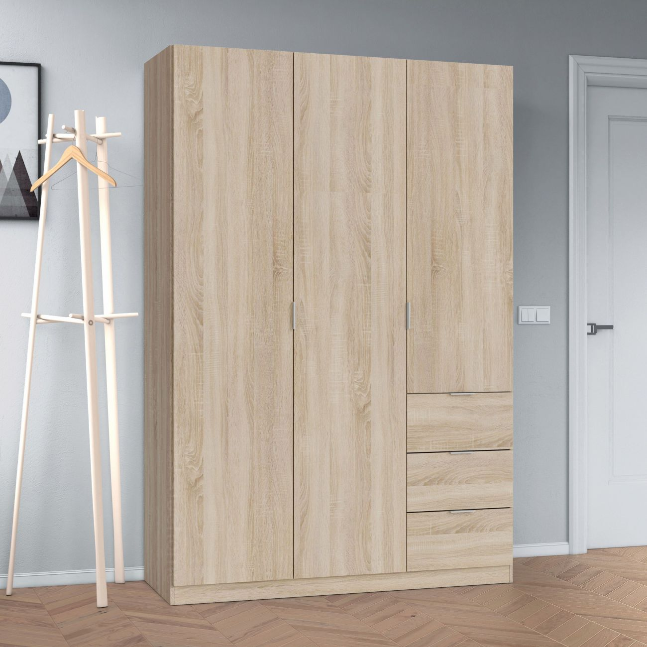 Un armario de madera clara con tres puertas y tres cajones.