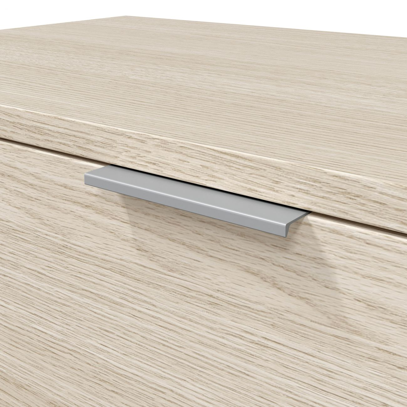 Un tirador plateado está incrustado en una superficie de madera clara.