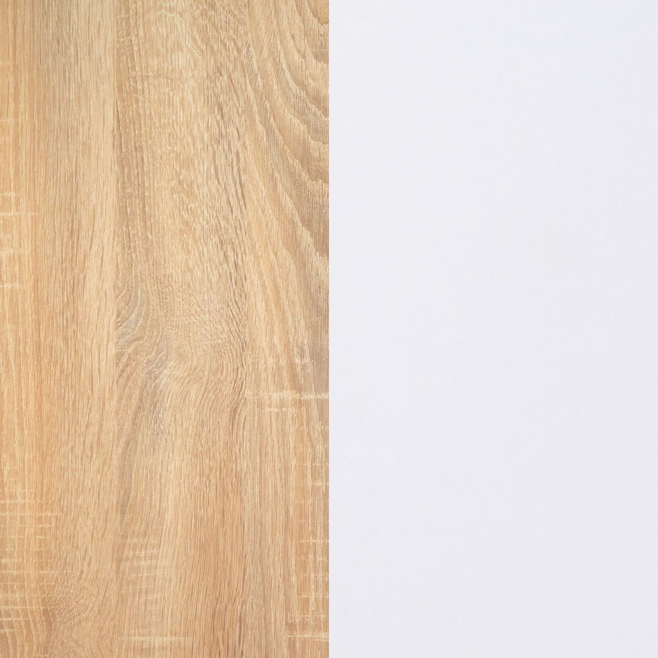 Grano de madera junto a una superficie blanca.