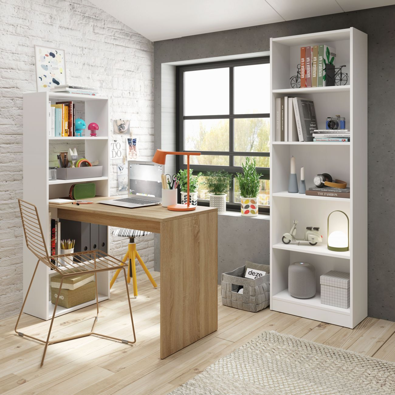 Un escritorio con estanterías, ordenadores portátiles, plantas y decoración.