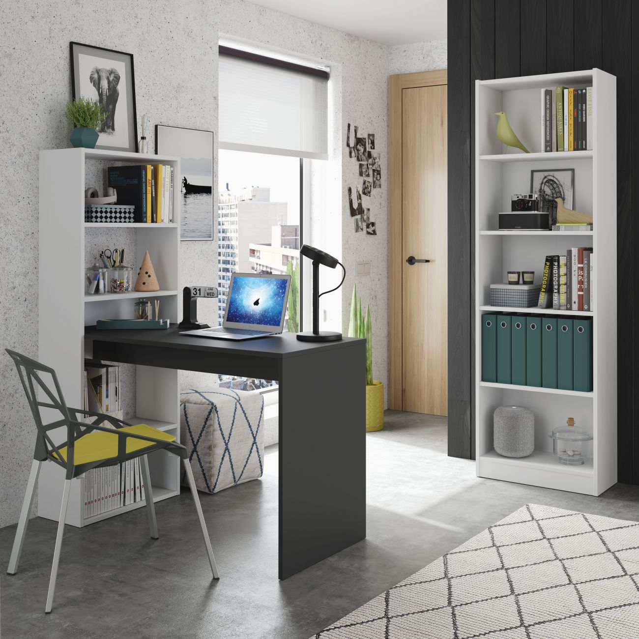 Oficina en casa con escritorio, portátil, silla, estantería y vista.