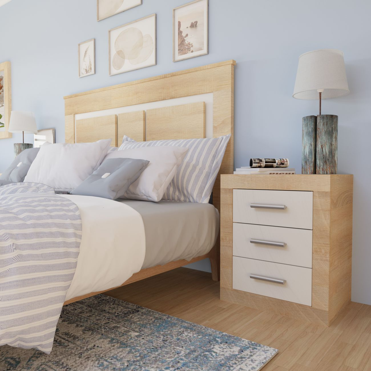 Un dormitorio acogedor con pared azul claro, cabecero de madera y cama con ropa de cama a rayas.