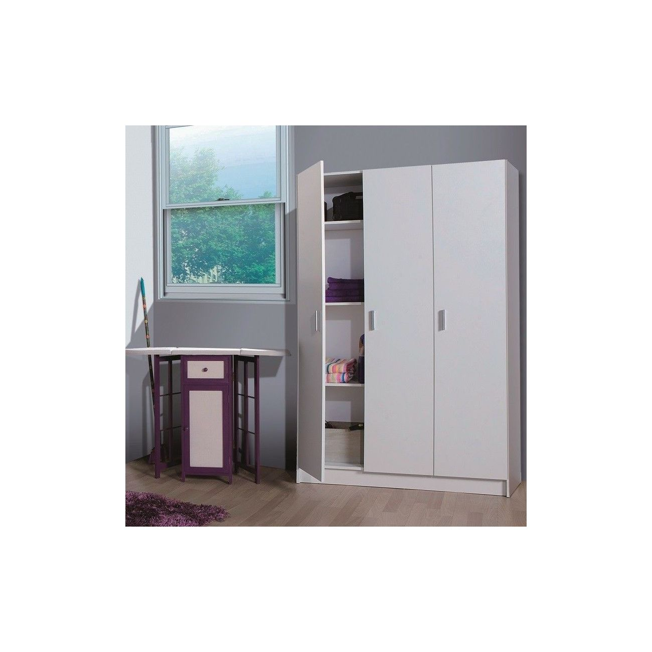 Un armario blanco junto a una ventana con una mesa abatible.