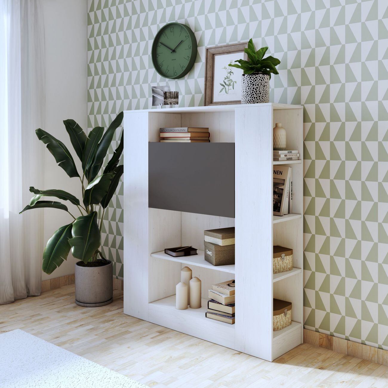 Una estantería con libros, plantas y decoración sobre suelo de madera.