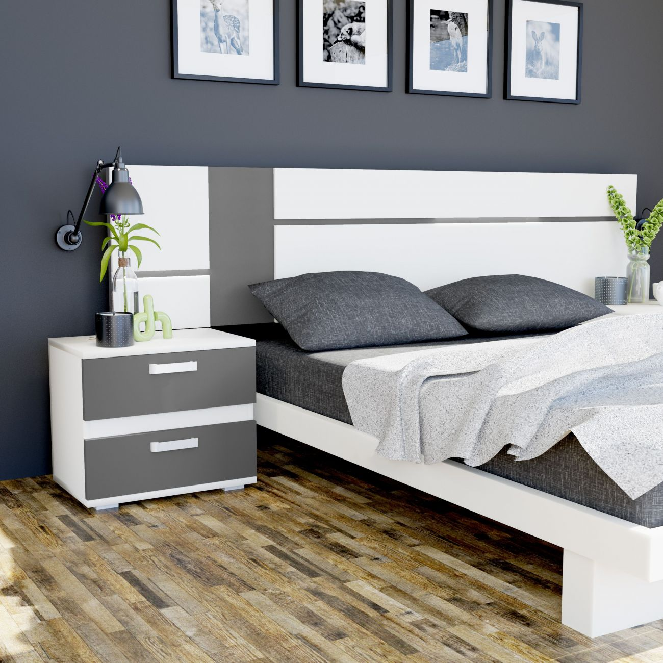 Dormitorio moderno con mesita de noche blanca y gris, cama con ropa de cama gris oscuro y arte enmarcado.