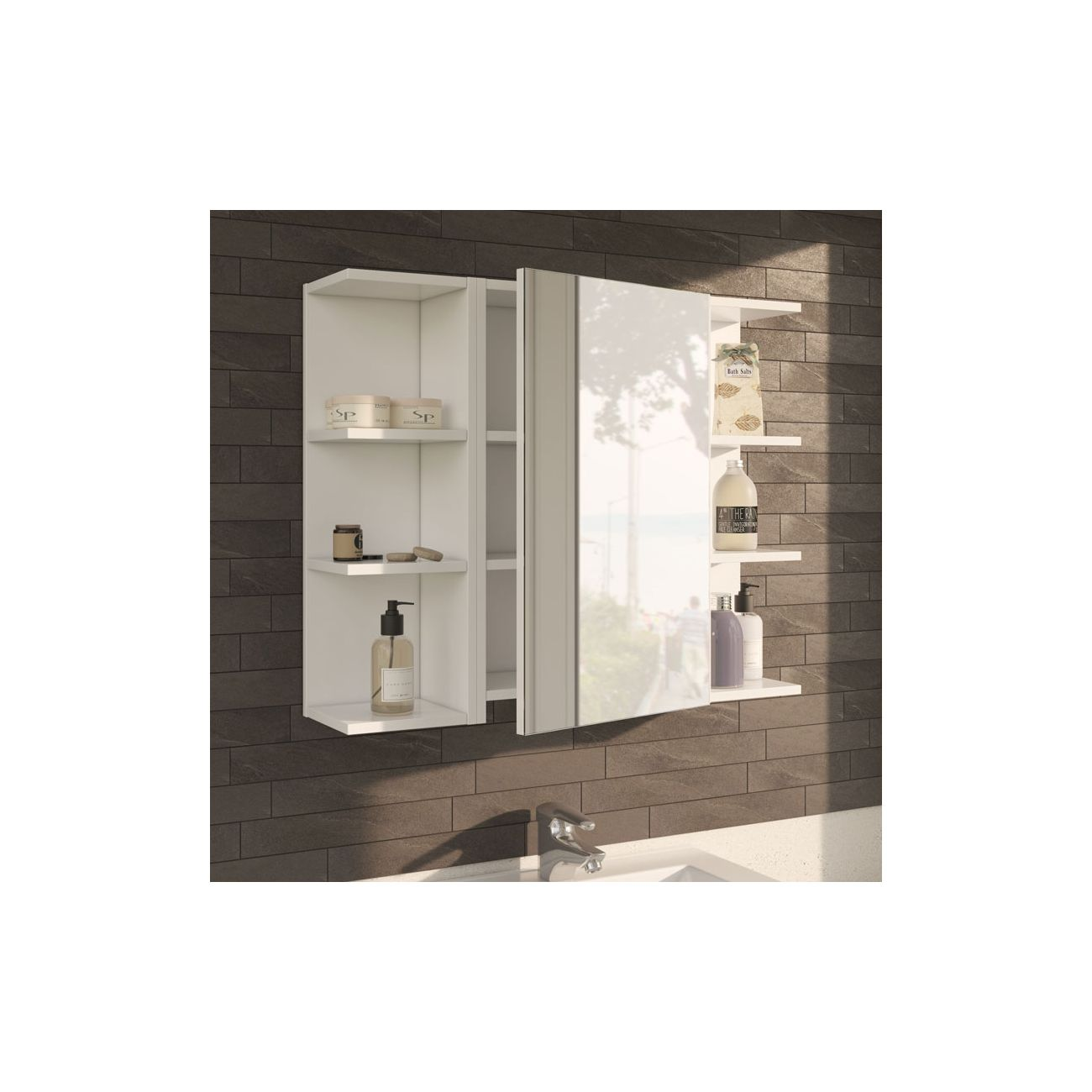 Un armario blanco con espejo y estantes abiertos llenos de artículos de baño.