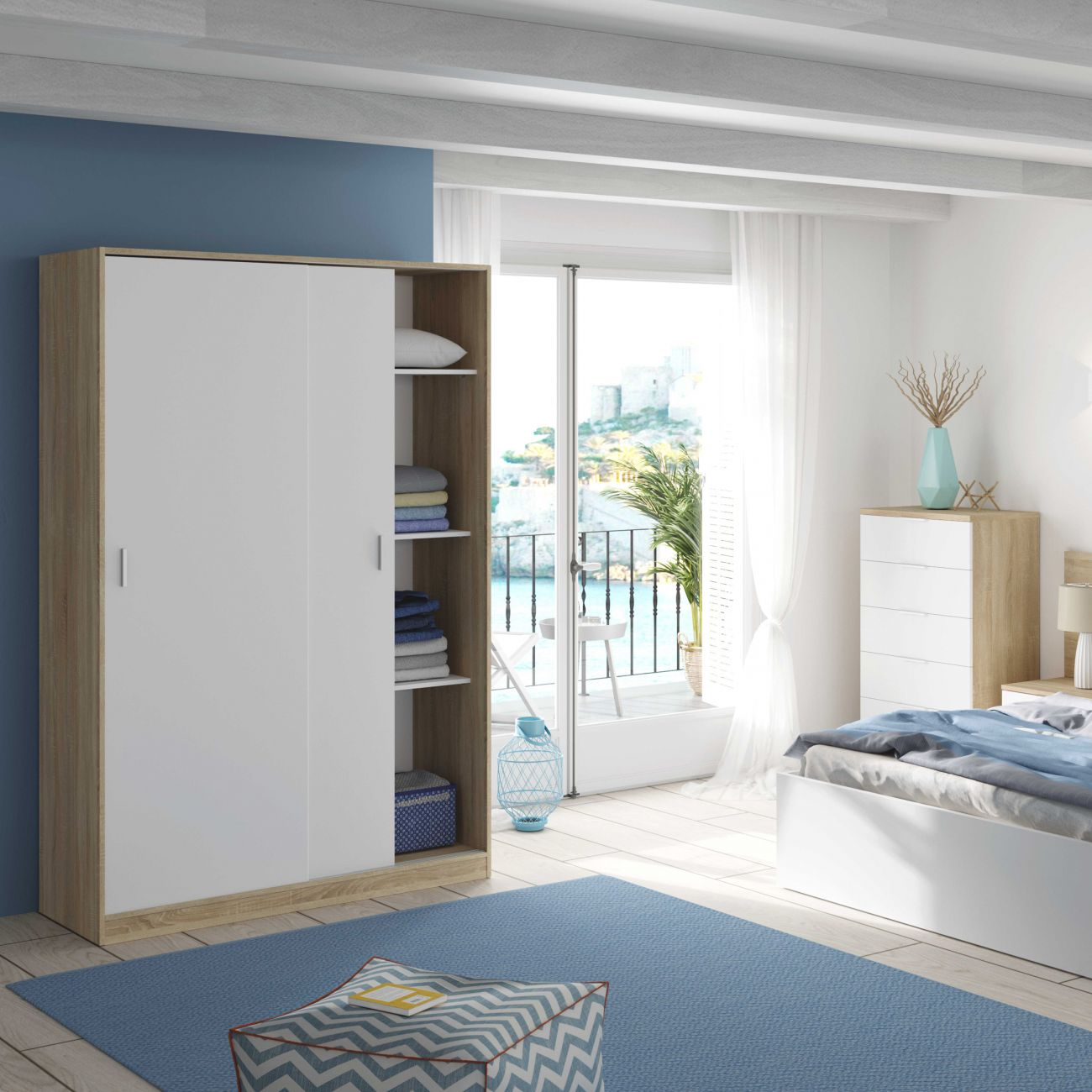 Un dormitorio con alfombra azul, armario blanco, cama y vistas al balcón.