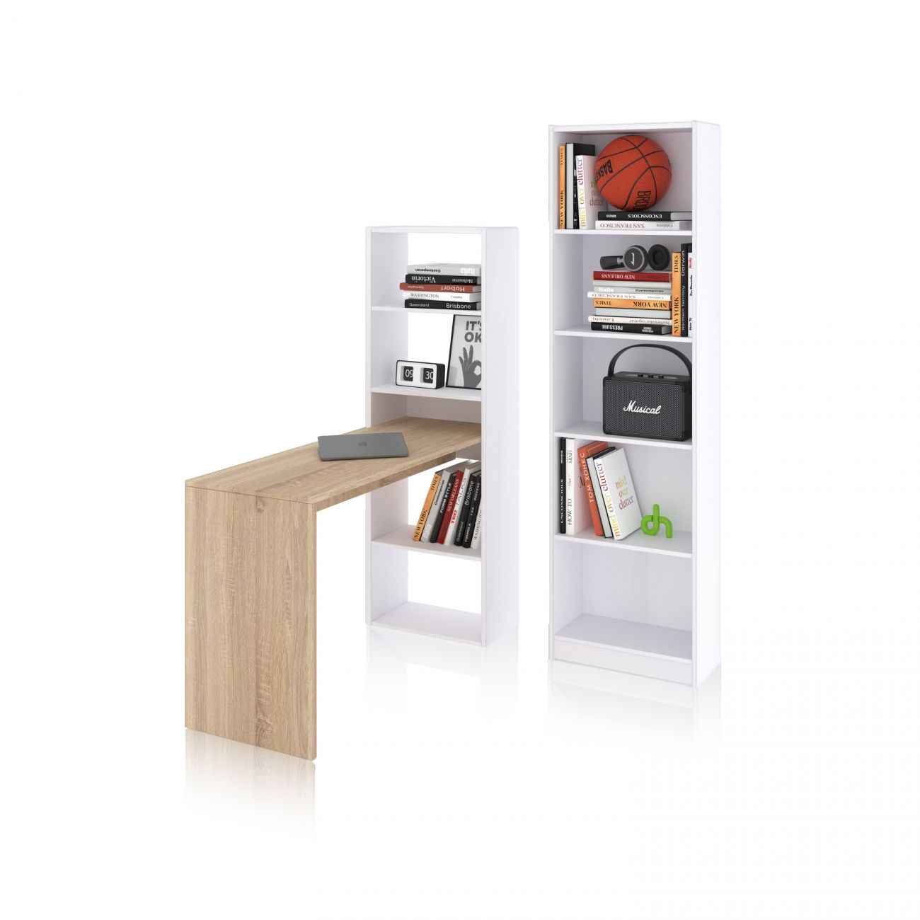 Un escritorio de madera con portátil y dos estanterías blancas con libros y objetos.