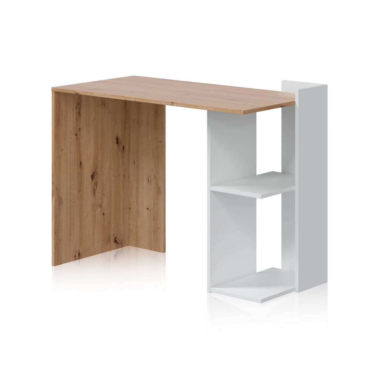 Un escritorio con tablero de madera y estantería blanca.