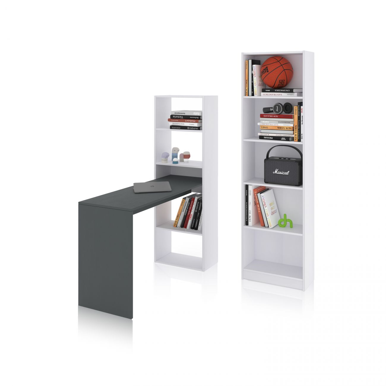 Un escritorio gris oscuro con portátil junto a una estantería blanca con libros y decoración.