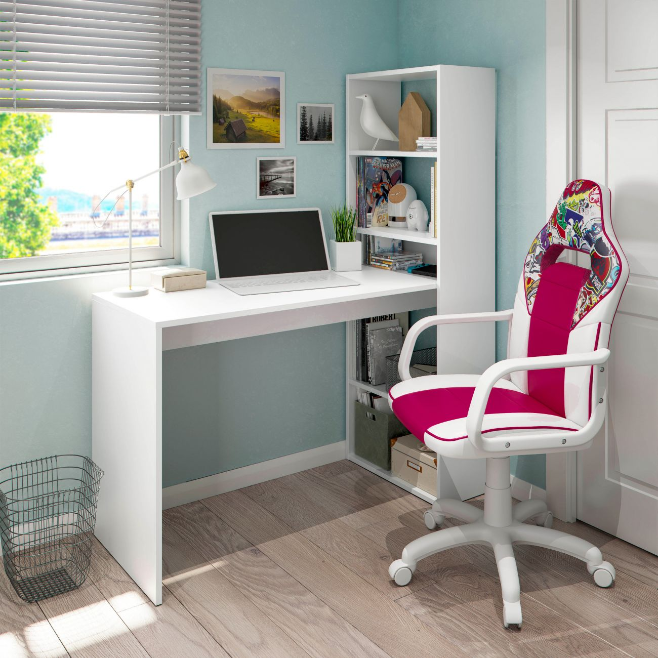 Un escritorio blanco con portátil, lámpara y estantería con silla.
