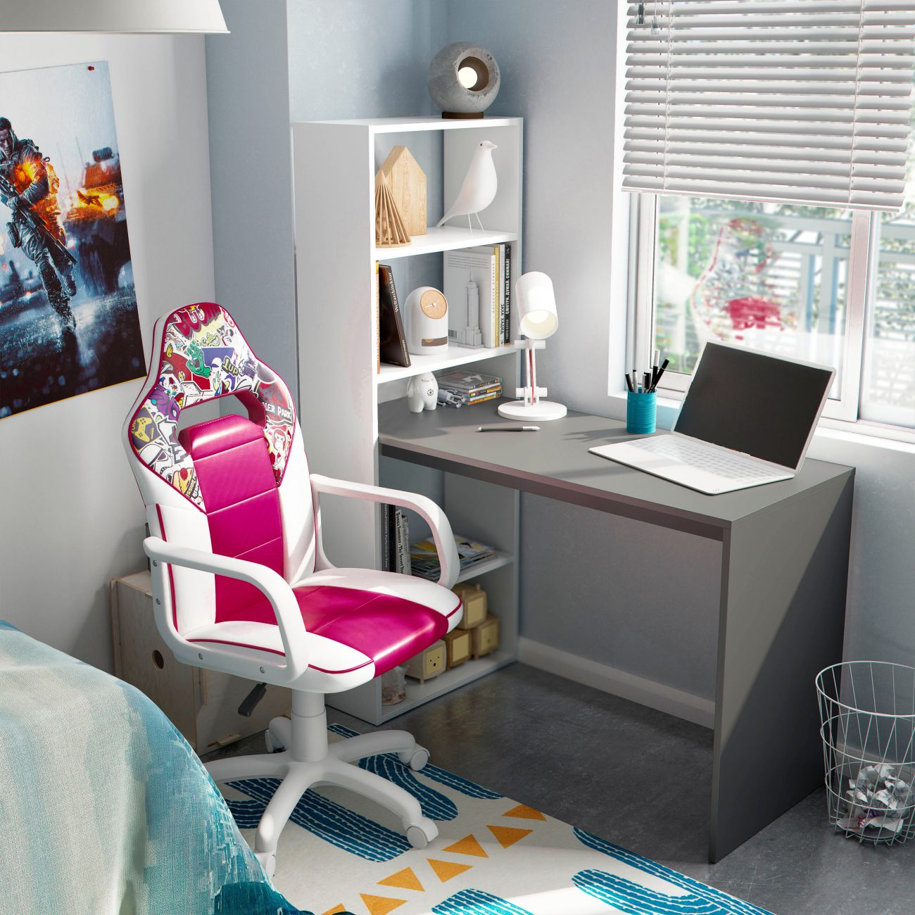 Silla gamer y escritorio con portátil en habitación con póster.