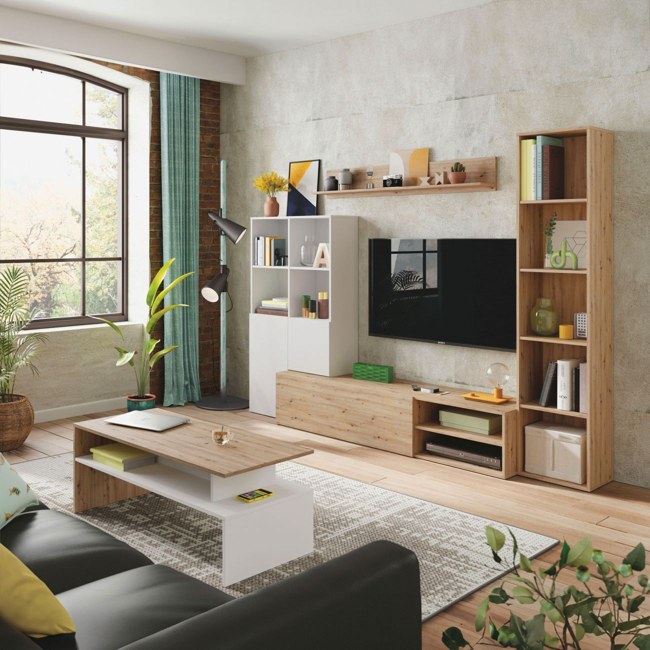 Una sala de estar moderna con sofá, mesa de centro, TV y estantería.