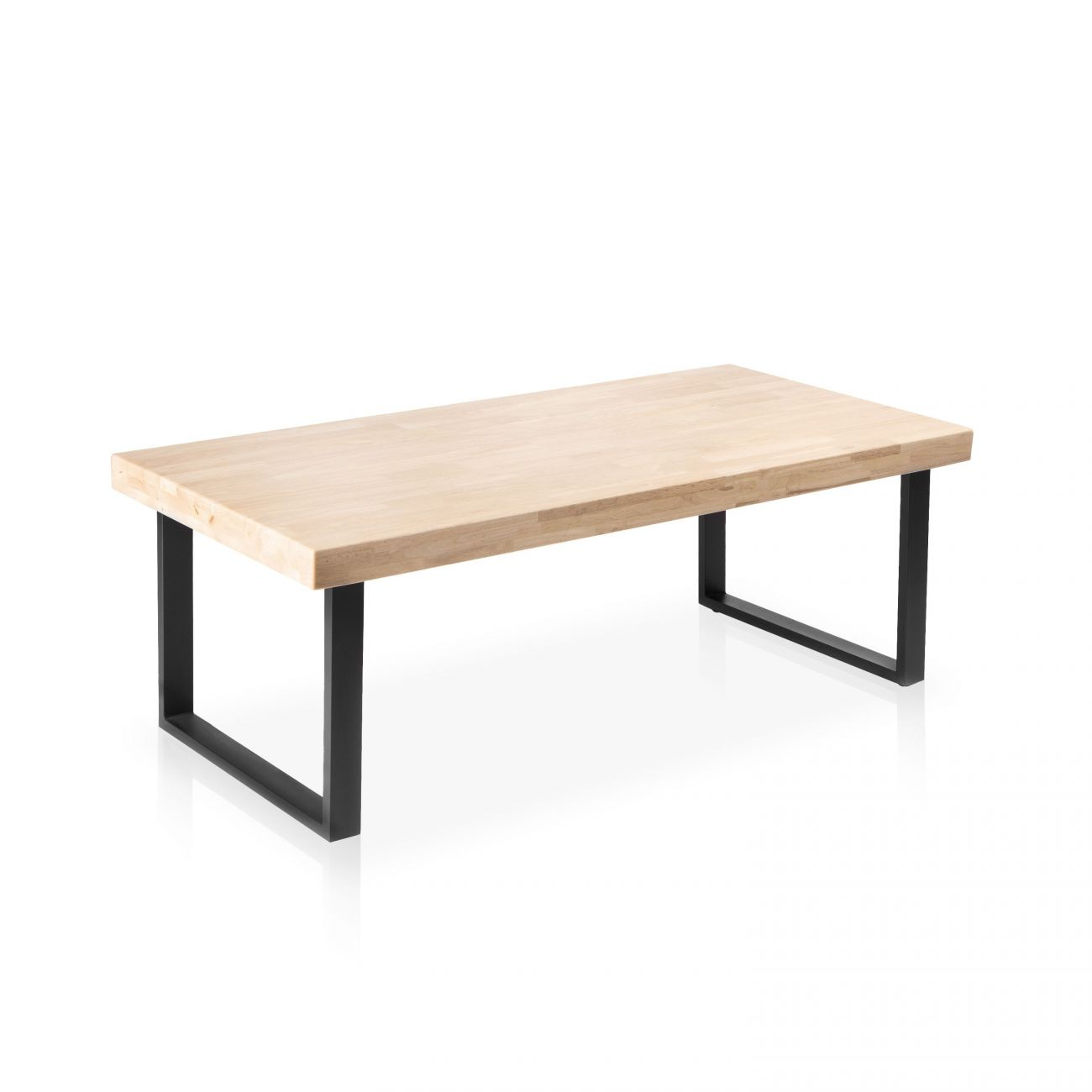 Una mesa rectangular de madera con patas de metal negras sobre fondo blanco.