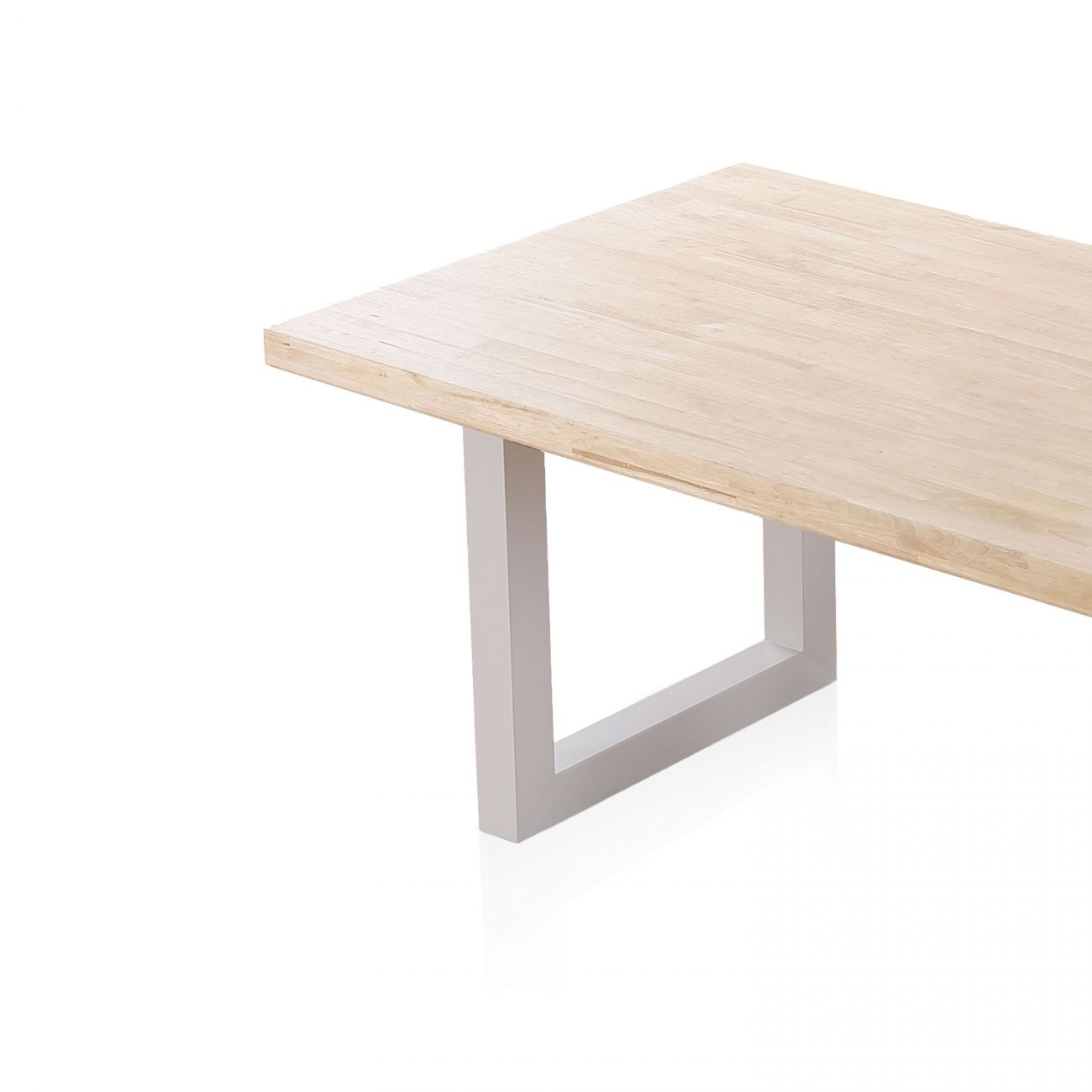 Tablero de madera con pata de metal gris sobre fondo blanco.