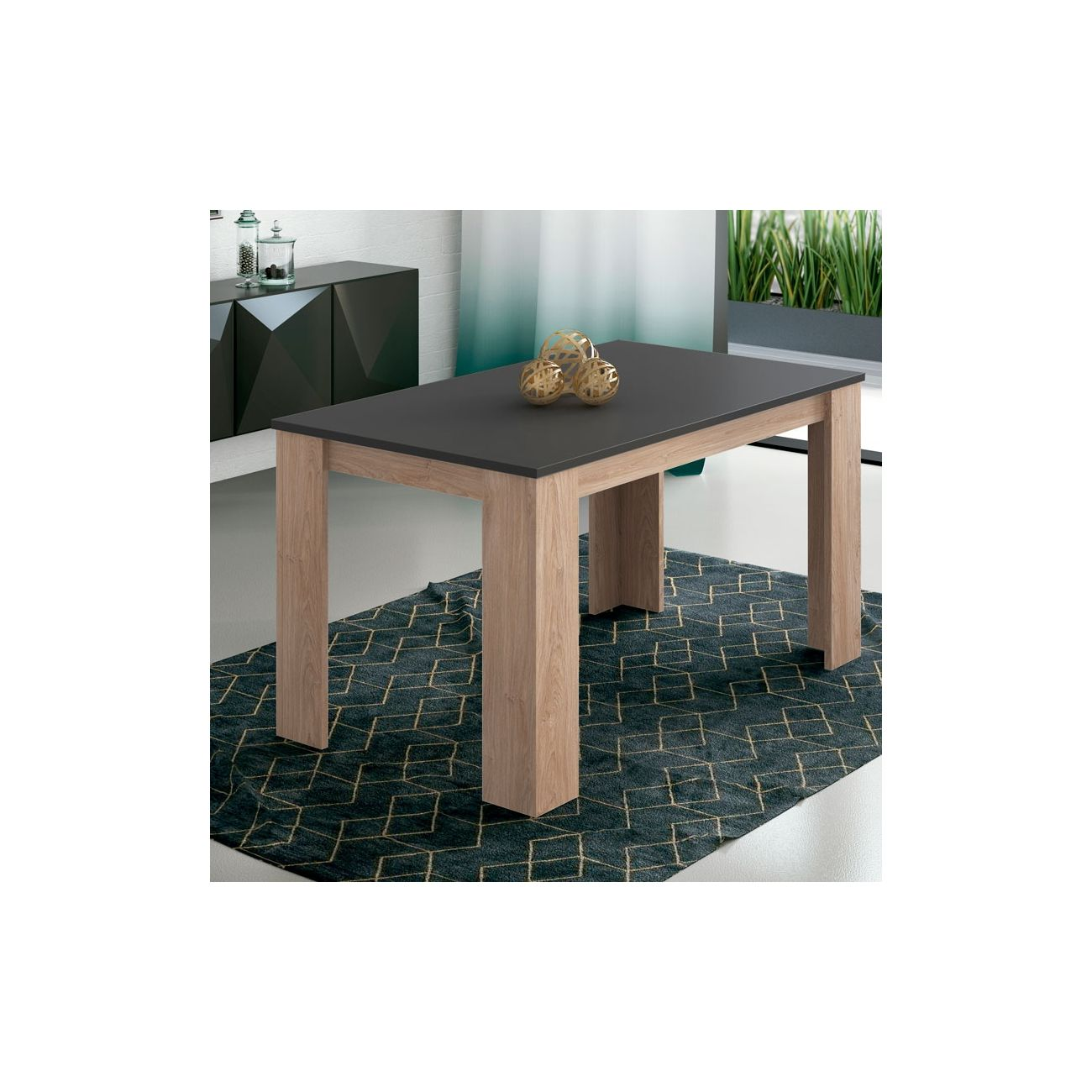 Una mesa de madera con tapa oscura sobre una alfombra.